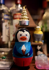 ペンギン人形のいるバーの風景