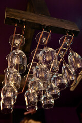 バーの天井に吊るされたグラス