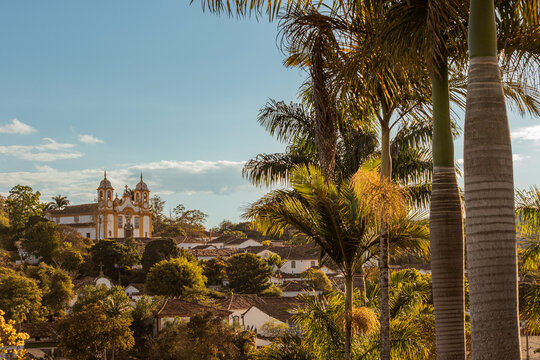 &Aacute;rvores e constru&ccedil;&otilde;es hist&oacute;ricas de Tiradentes, Minas Gerais, Brasil