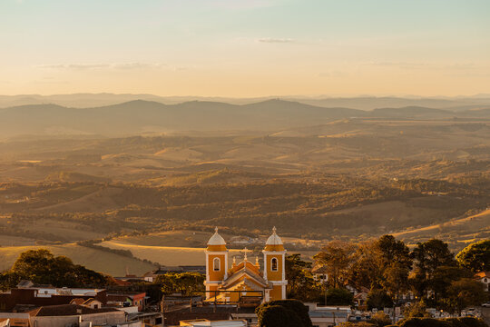 Torres da Igreja e beliss&iacute;ma paisagem das montanhas no p&ocirc;r do sol, S&atilde;o Thom&eacute; Das Letras, Minas Gerais