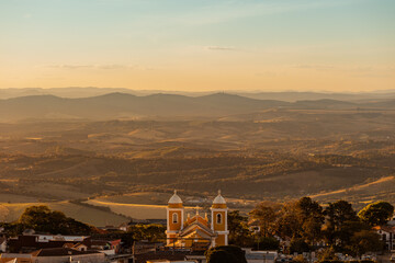 São Thomé das Letras, Minas Gerais, Brasil: Torres da igreja e as montanhas  no final de tarde. © Fagner Martins