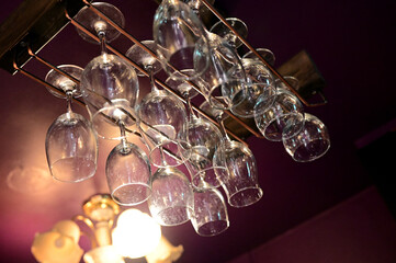 バーの天井に吊るされたグラス4