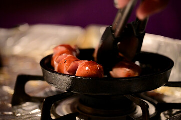 鉄のフライパンで焼くソーセージ4