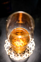 グラスに注がれた生ビール　俯瞰