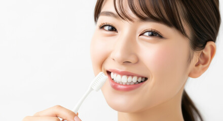 歯ブラシで歯を磨く若い女性