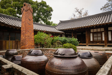 Obraz premium Ethnical hanok village with traditional house details and ceramic jars outside the house in Gyeongju ancient catital of South Korea
