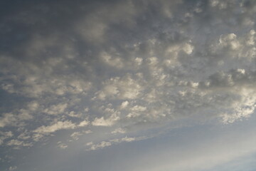 Dichtes Gefüge aus kleinen Wolken mit Textur als Hintergrund