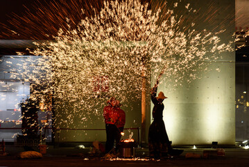 During the 2025 Spring Festival, the national-level traditional intangible cultural heritage performance "Iron Flower Performance" was held in Shilong Town, Dongguan, China.
