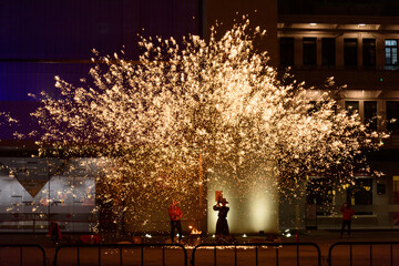 During the 2025 Spring Festival, the national-level traditional intangible cultural heritage performance "Iron Flower Performance" was held in Shilong Town, Dongguan, China.