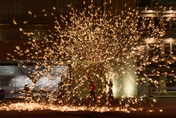 During the 2025 Spring Festival, the national-level traditional intangible cultural heritage performance "Iron Flower Performance" was held in Shilong Town, Dongguan, China.