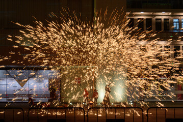 During the 2025 Spring Festival, the national-level traditional intangible cultural heritage performance "Iron Flower Performance" was held in Shilong Town, Dongguan, China.