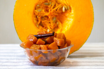An ancient, vintage dessert known as pumpkin bricks in syrup, prepared with quicklime, cloves, and sugar. Tijolinho de abóbora.