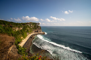 Obraz premium Scenic Uluwatu cliff and Indian Ocean waves in Bali, Indonesia. Famous tourist travel destination.
