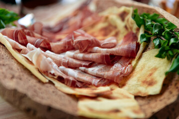 Vassoio di salumi tipici della Sardegna, antipasti italiani 