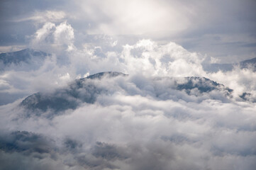 Obraz premium Montañas con nubes.