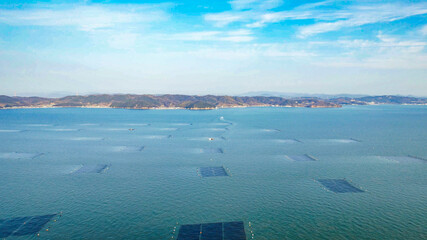 ドローン空撮による冬の瀬戸内海の牡蠣漁風景多島美（岡山県）/Oyster...