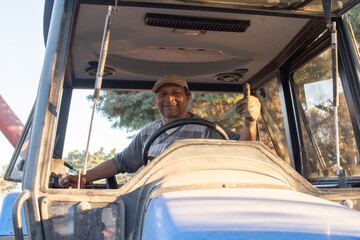 Chofer de maquinaria agrícola trabajando sonriente mirando a cámara