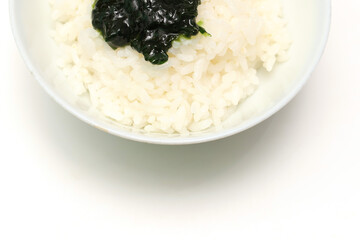 白背景のご飯にのせた海苔の佃煮