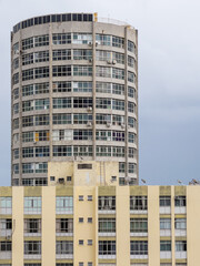 Fototapeta premium Tall Residential Tower with Repetitive Windows and Urban Texture