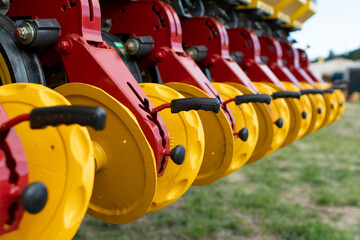 Primer plano detalle de maquinaria agr&iacute;cola para siembra 
