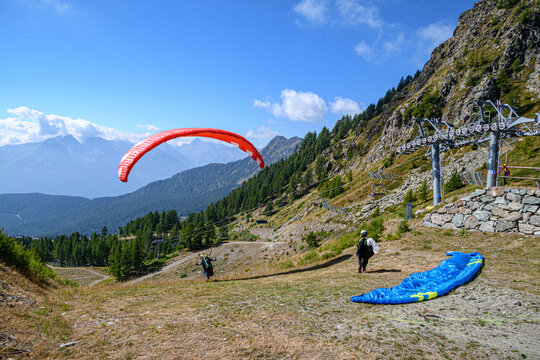 Parapendio 01 - Preparazione al lancio con montagne sullo sfondo