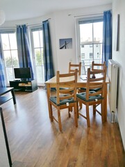 Wohnzimmer mit Möbeln in Wohnung
