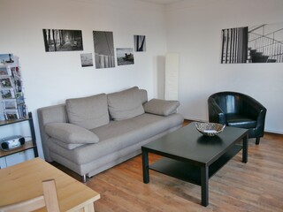 Wohnzimmer mit Möbeln in Wohnung