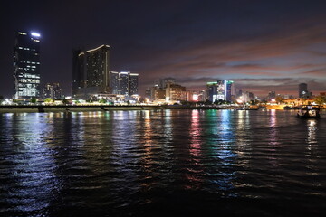 Obraz premium night time view from the ferry in the river pretty lights phnom penh cambodia