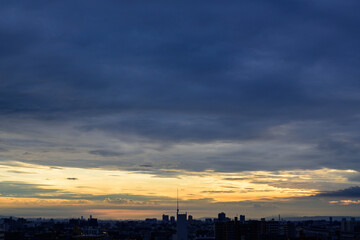 Obraz premium 都市の夜明け 神戸市東灘区のマンション屋上より大阪方面をのぞむ