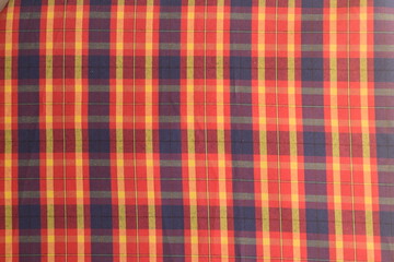 Pano de mesa xadrez vermelho, preto e amarelo