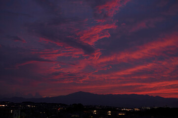 黄昏時のグラデーション：一日の終わりを告げる空の色

