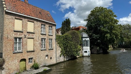 canal in bruges belgium
