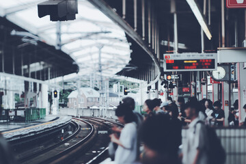 電車の到着を待つ乗客