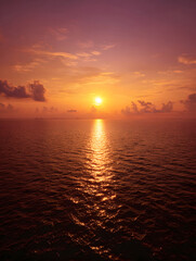 Naklejka premium Golden Hour Serenity A Mesmerizing Sunset over the Tranquil Ocean Waters Reflecting Sunlight in a Warm and Peaceful Ambiance