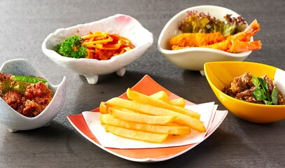 ポテトライ、キムチ、鶏の唐揚げ、エビフライ、一品料理