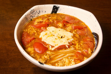 チーズとトマトソースのスパイシーうどん