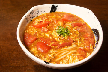 トマトソースのスパイシーうどん