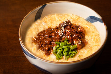 肉餡ソースと卵とじの温かいうどん