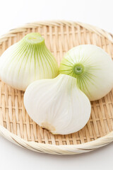 笊に乗った新玉ねぎ　