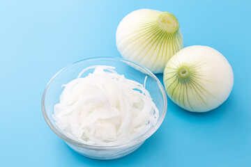 新玉ねぎのスライス　水色背景