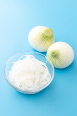 スライスした新玉ねぎ　水色背景