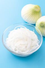 スライスした新玉ねぎ　水色背景