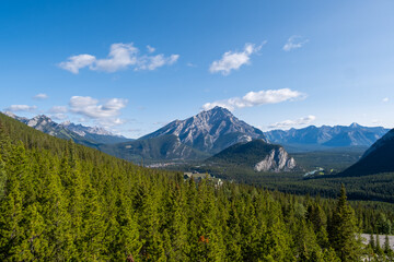 Obraz premium Majestic mountain range displays stunning wilderness in a clear blue sky setting