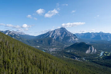 Obraz premium Majestic mountain range displays stunning wilderness in a clear blue sky setting