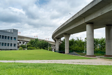 Obraz premium Concrete structure and asphalt road space under the overpass in the city
