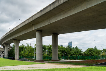 Obraz premium Concrete structure and asphalt road space under the overpass in the city