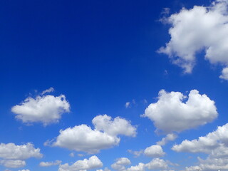 青空の白い雲-壁紙、文字スペース