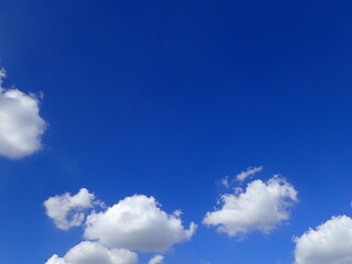 青空の白い雲-壁紙、文字スペース