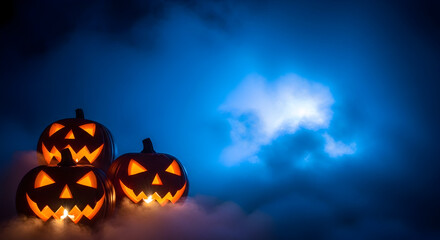 Naklejka premium Spooky Halloween pumpkins glow with eerie light on a foggy night, perfect for seasonal marketing campaigns