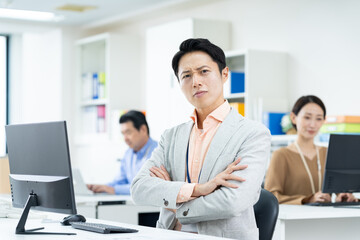 オフィスで働くミドルのビジネスマン